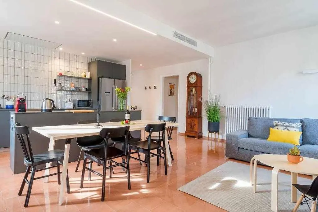Apartment New Top Floor Apt With A Lot Of Light & Aircon Girona Spain