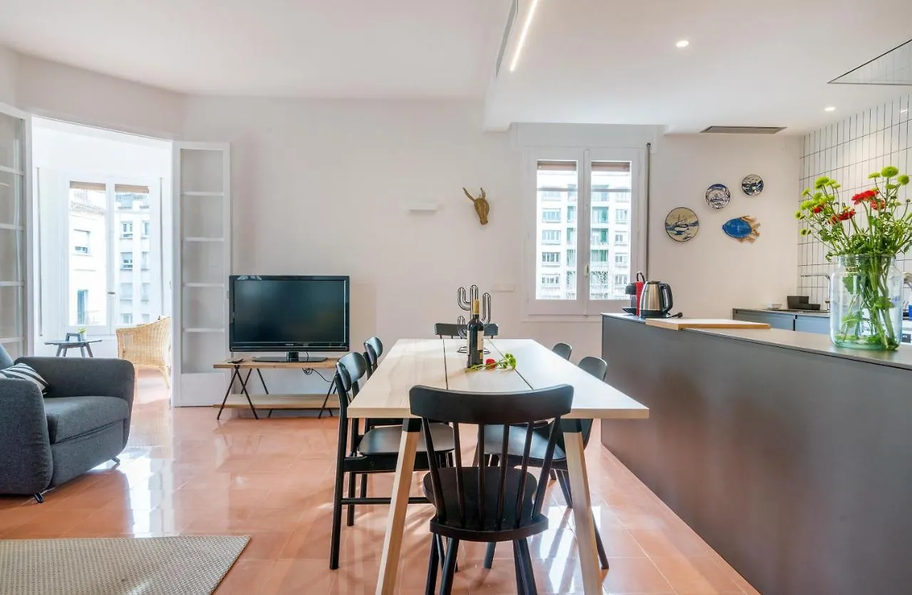 New Top Floor Apt With A Lot Of Light & Aircon location